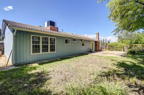 Exterior - 3605 Summit Dr, Redding, CA 96001 photo 14 of 17