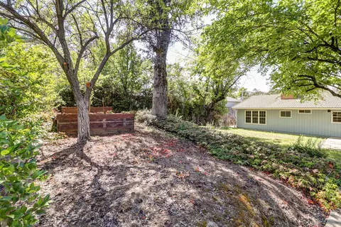 Exterior - 3605 Summit Dr, Redding, CA 96001 photo 13 of 17