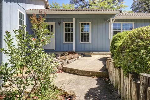 Exterior - 3605 Summit Dr, Redding, CA 96001 photo 4 of 17