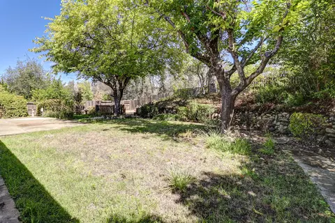 Exterior - 3605 Summit Dr, Redding, CA 96001 photo 16 of 17