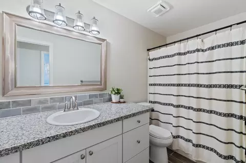 Bath - 2295 Chelsa Cir, Redding, CA 96002 photo 2 of 2