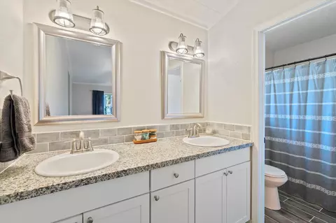 Bath - 2295 Chelsa Cir, Redding, CA 96002 photo 1 of 2