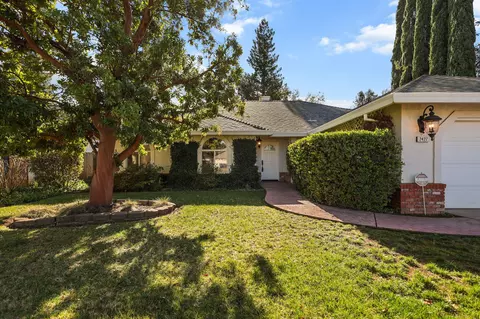 2427 Castlewood Dr, Redding, CA 96002 photo 2