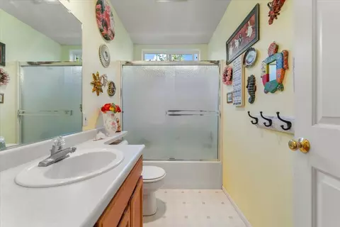 Bath - 515 Mountain View Dr, Mount Shasta, CA 96067 photo 1 of 3