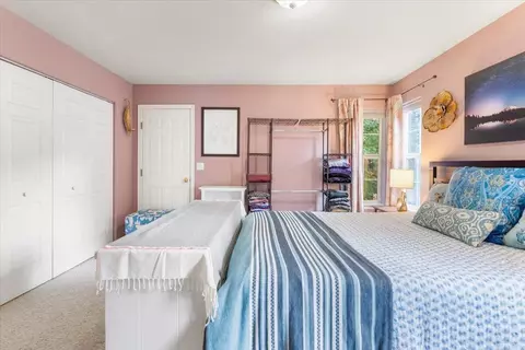 Bedroom - 515 Mountain View Dr, Mount Shasta, CA 96067 photo 2 of 4