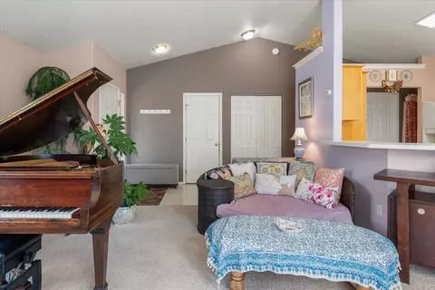 Entry Way - 515 Mountain View Dr, Mount Shasta, CA 96067 photo 2 of 4