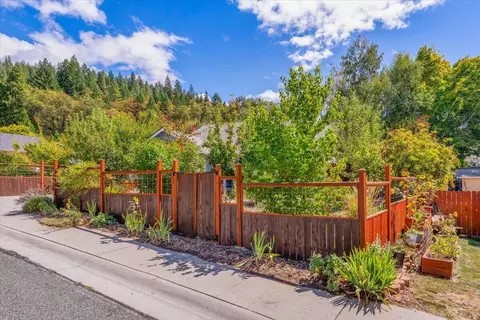Exterior - 515 Mountain View Dr, Mount Shasta, CA 96067 photo 4 of 21