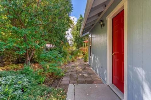 Exterior - 515 Mountain View Dr, Mount Shasta, CA 96067 photo 8 of 21