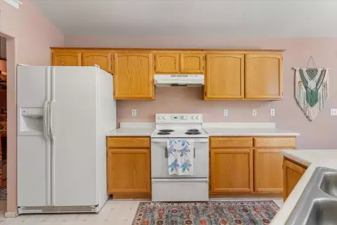 Kitchen - 515 Mountain View Dr, Mount Shasta, CA 96067 photo 3 of 3