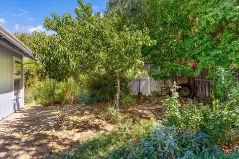 Exterior - 515 Mountain View Dr, Mount Shasta, CA 96067 photo 9 of 21