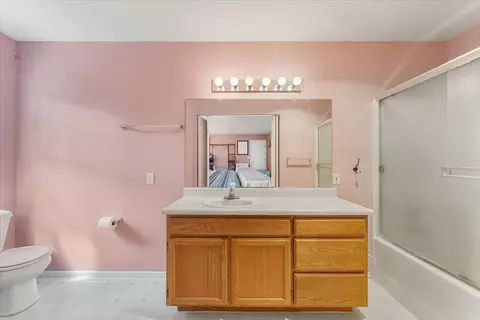 Bath - 515 Mountain View Dr, Mount Shasta, CA 96067 photo 2 of 3
