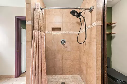 Bath - 1523 Olive Ave, Redding, CA 96001 photo 4 of 6
