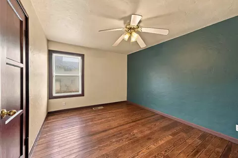 Bedroom - 1523 Olive Ave, Redding, CA 96001 photo 3 of 4