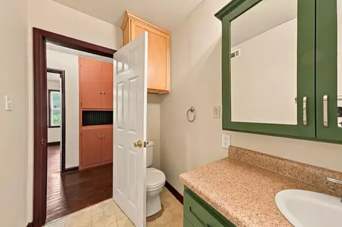 Bath - 1523 Olive Ave, Redding, CA 96001 photo 2 of 6