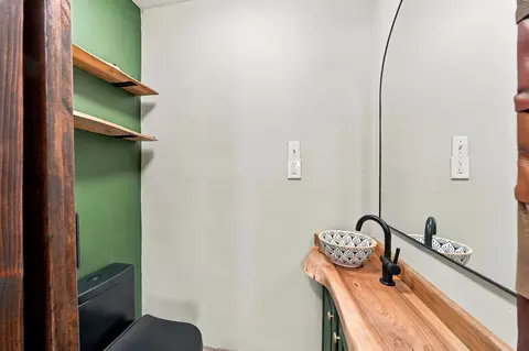 Bath - 1523 Olive Ave, Redding, CA 96001 photo 6 of 6