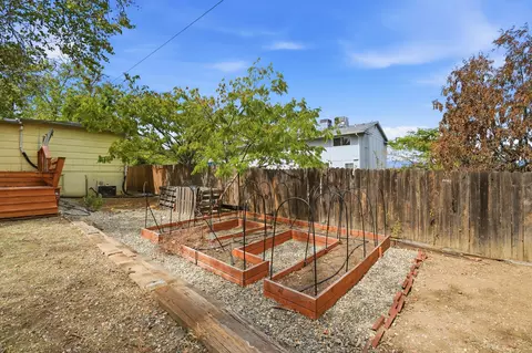 Exterior - 1523 Olive Ave, Redding, CA 96001 photo 12 of 15