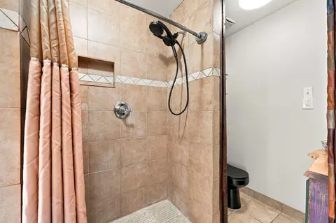 Bath - 1523 Olive Ave, Redding, CA 96001 photo 3 of 6