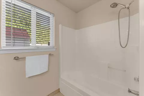 Bath - 3635 Sunglow Dr, Redding, CA 96001 photo 6 of 6