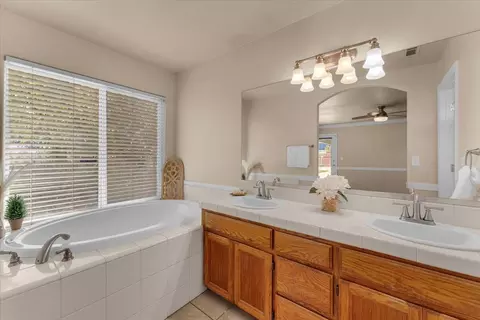 Bath - 3635 Sunglow Dr, Redding, CA 96001 photo 1 of 6