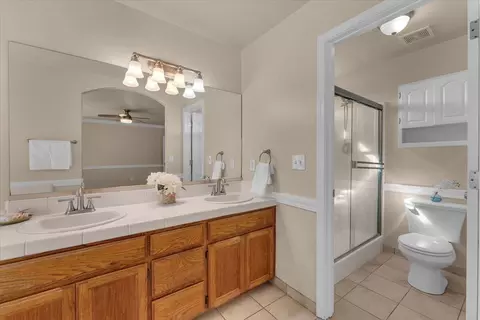 Bath - 3635 Sunglow Dr, Redding, CA 96001 photo 2 of 6
