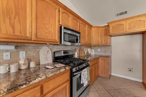 Kitchen - 3635 Sunglow Dr, Redding, CA 96001 photo 4 of 6