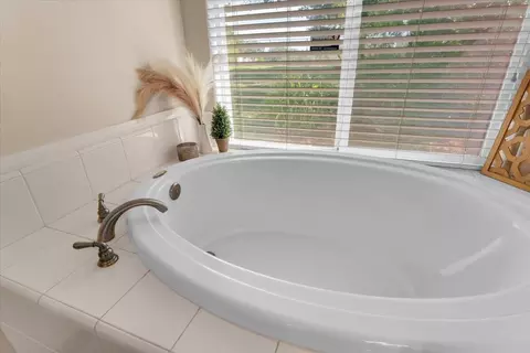 Bath - 3635 Sunglow Dr, Redding, CA 96001 photo 3 of 6
