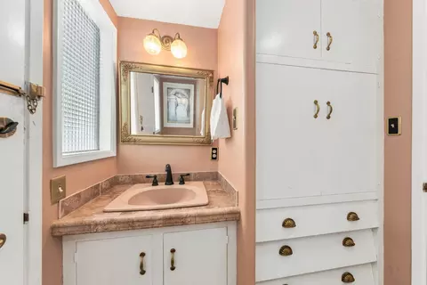 Bath - 1220 Almond Ave, Redding, CA 96001 photo 2 of 4