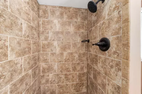 Bath - 1220 Almond Ave, Redding, CA 96001 photo 3 of 4