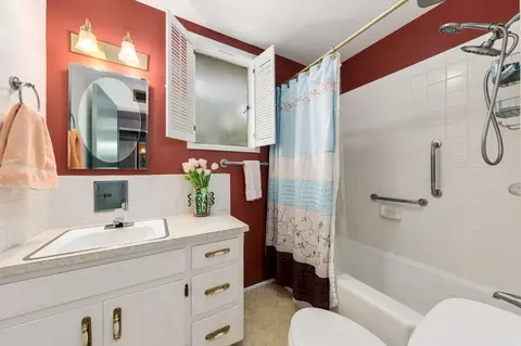Bath - 1220 Almond Ave, Redding, CA 96001 photo 1 of 4