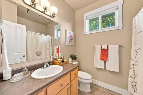 Bath - 2899 Lanning Ave, Redding, CA 96001 photo 2 of 2