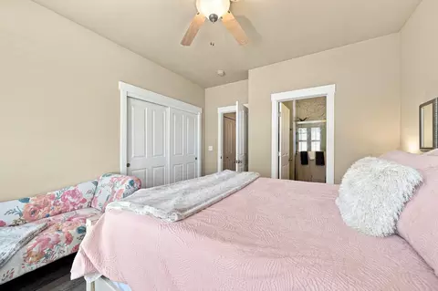 Bedroom - 2899 Lanning Ave, Redding, CA 96001 photo 3 of 3