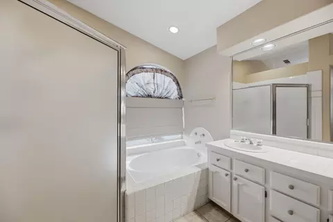 Bath - 1413 River Ridge Dr, Redding, CA 96003 photo 3 of 3