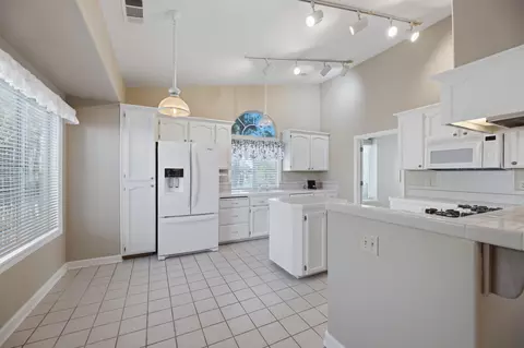 Kitchen - 1413 River Ridge Dr, Redding, CA 96003 photo 2 of 2