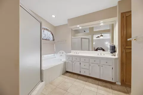 Bath - 1413 River Ridge Dr, Redding, CA 96003 photo 2 of 3