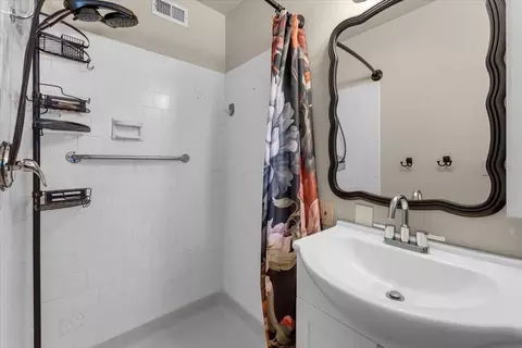 Bath - 3845 Loustalot Way, Redding, CA 96002 photo 2 of 4