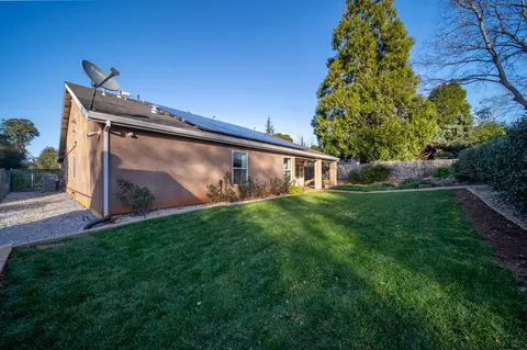 Exterior - 2115 Hawn Ave, Redding, CA 96002 photo 7 of 15