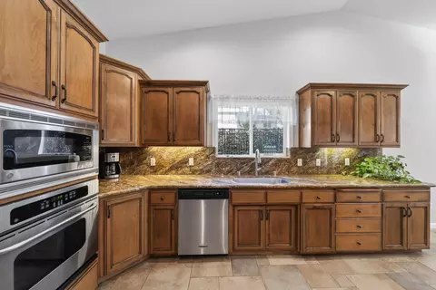 Kitchen - 2115 Hawn Ave, Redding, CA 96002 photo 3 of 4