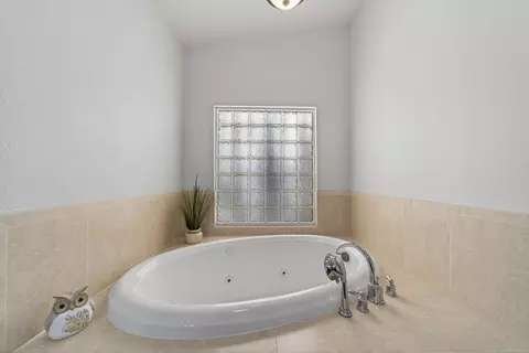Bath - 2115 Hawn Ave, Redding, CA 96002 photo 3 of 3