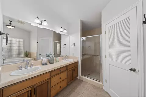 Bath - 2115 Hawn Ave, Redding, CA 96002 photo 2 of 3