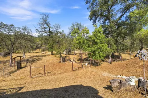 Exterior - 19893 Welbula Dr, Redding, CA 96003 photo 7 of 14