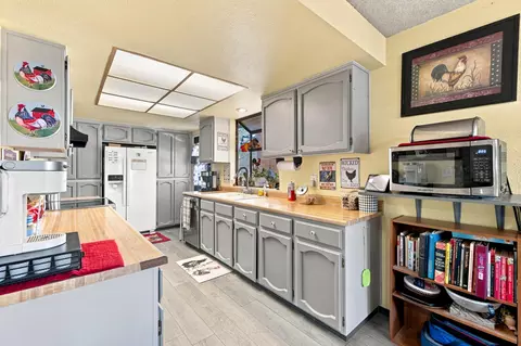 Kitchen - 19893 Welbula Dr, Redding, CA 96003 photo 3 of 5
