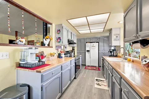 Kitchen - 19893 Welbula Dr, Redding, CA 96003 photo 4 of 5