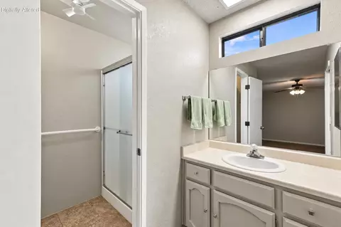 Bath - 19893 Welbula Dr, Redding, CA 96003 photo 1 of 4
