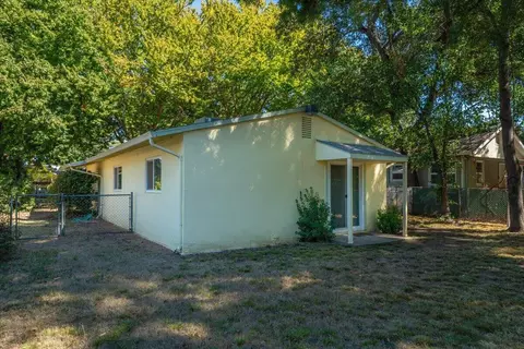 Exterior - 2266 Washington Ave, Redding, CA 96001 photo 9 of 16