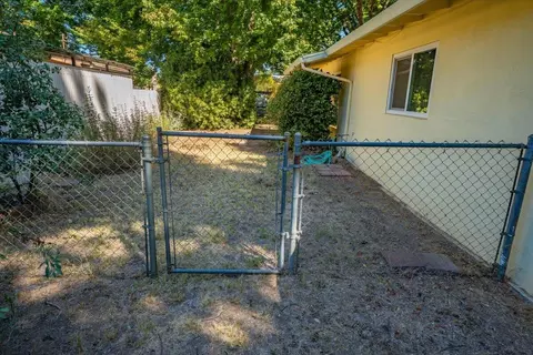 Exterior - 2266 Washington Ave, Redding, CA 96001 photo 12 of 16