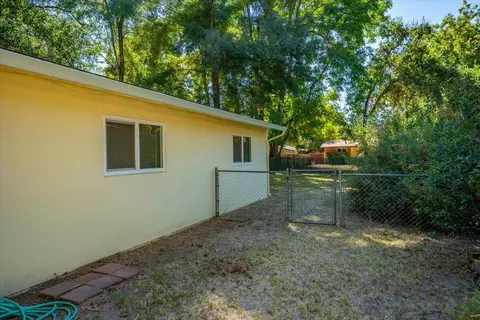 Exterior - 2266 Washington Ave, Redding, CA 96001 photo 13 of 16