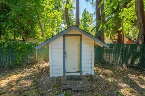Exterior - 2266 Washington Ave, Redding, CA 96001 photo 6 of 16