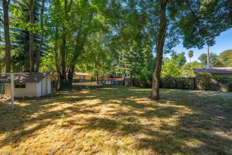 Exterior - 2266 Washington Ave, Redding, CA 96001 photo 5 of 16