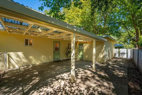 Exterior - 2266 Washington Ave, Redding, CA 96001 photo 2 of 16