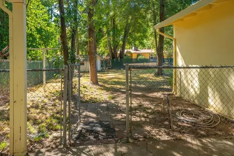 Exterior - 2266 Washington Ave, Redding, CA 96001 photo 4 of 16
